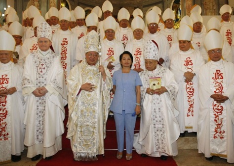 Philippine bishops with former President Gloria Macapagal Arroyo (file photo)